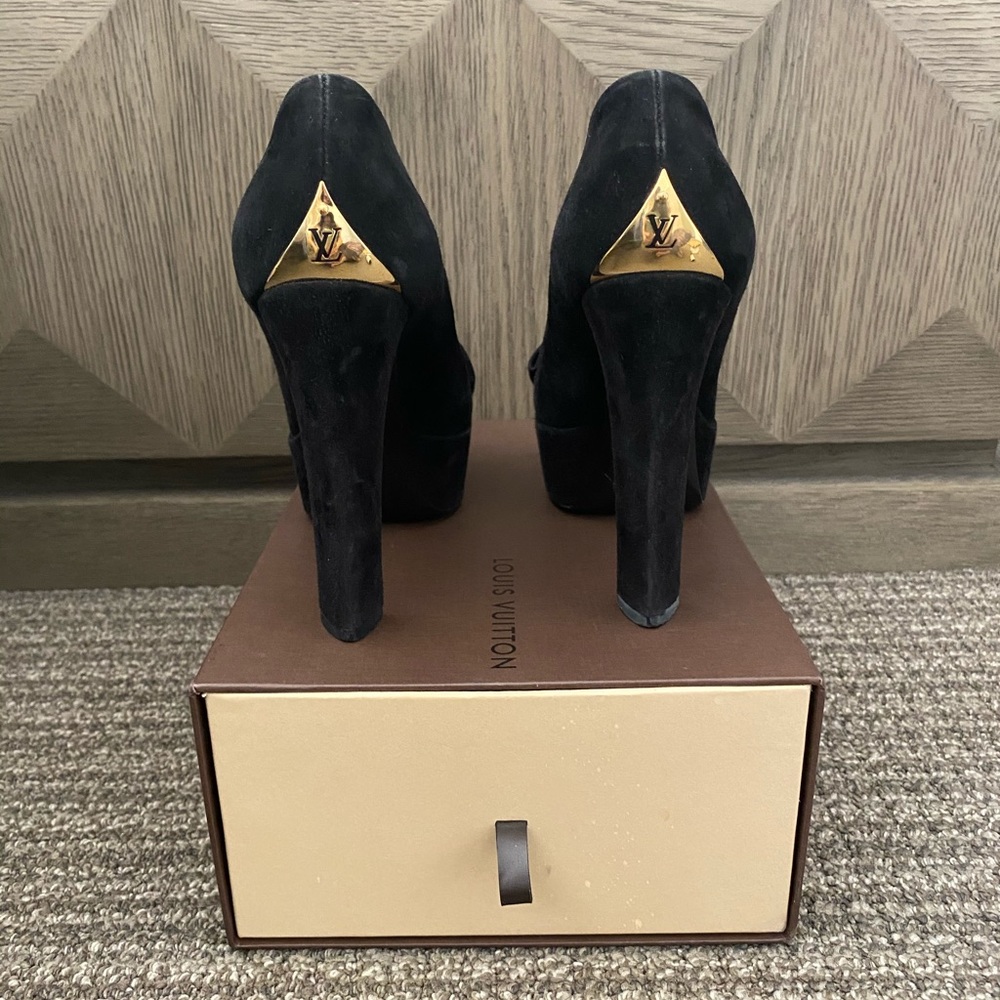 Louis Vuitton Suede Pumps with Large Bow - Picture 2 of 8